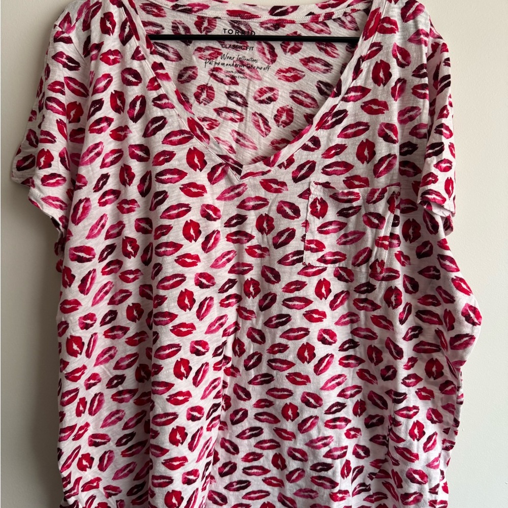 EUC Torrid White V Neck Red Kisses Lips Slub T Shirt Size 4 26 4X - Picture 3 of 7
